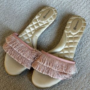 NWOT Birdies fringe slides